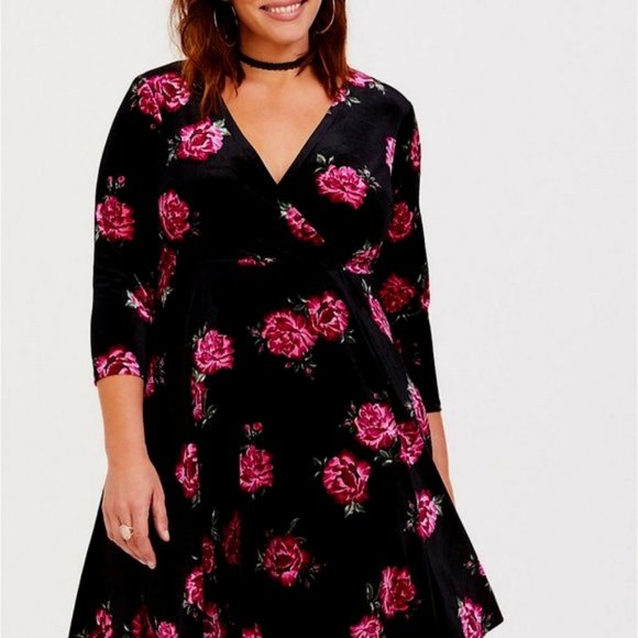 torrid Dresses & Skirts - EUC 2X Torrid Velvet Floral Skater Dress